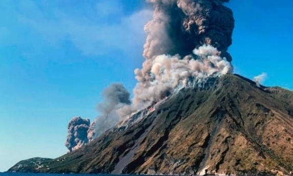 В Италии  проснувшийся вулкан навел ужас на местных жителей 