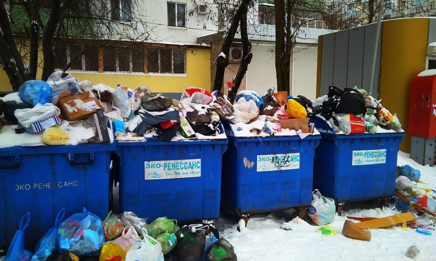 В Одессе скапливается мусор из-за неубранных от снега дорог