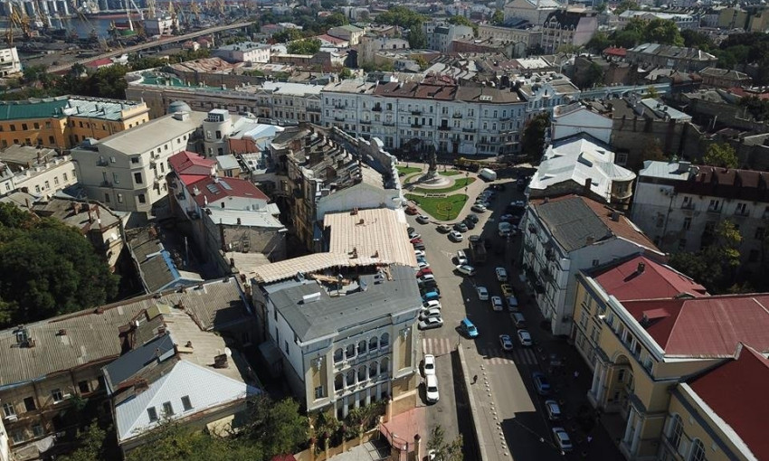 Одесса: на крыше дома в центре города началась незаконная стройка (ФОТО, ВИДЕО)