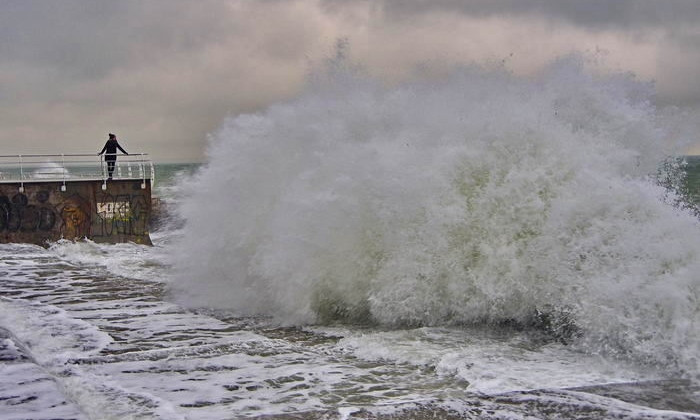 Одесситы фотографируются на фоне огромных волн