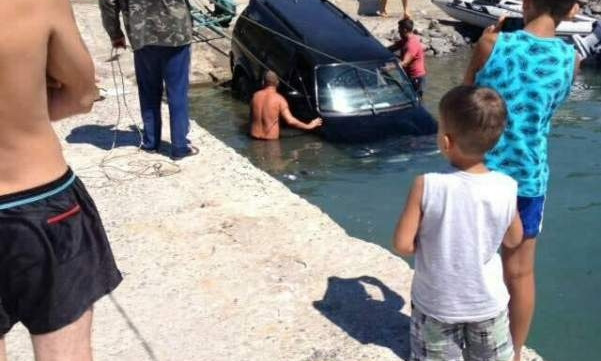 На одесском пляже чуть не "утонул" автомобиль