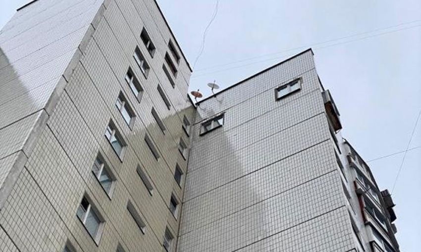 В Одессе мужчина выпал с балкона 4-го этажа