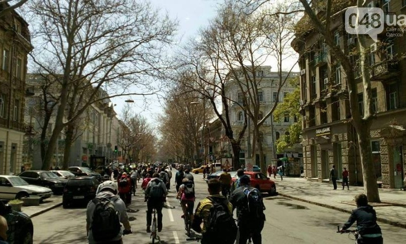 Велосипедисты проехали по Одессе большой колонной