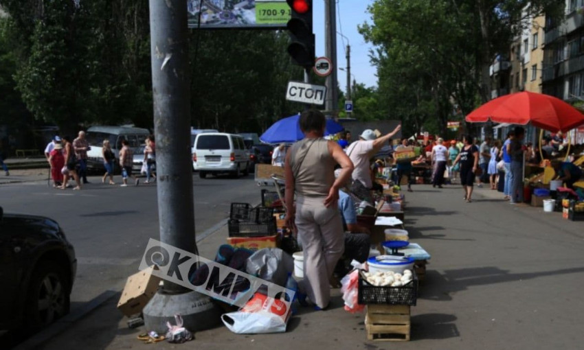 Стихийный рынок на площади Деревянко ликвидируют 
