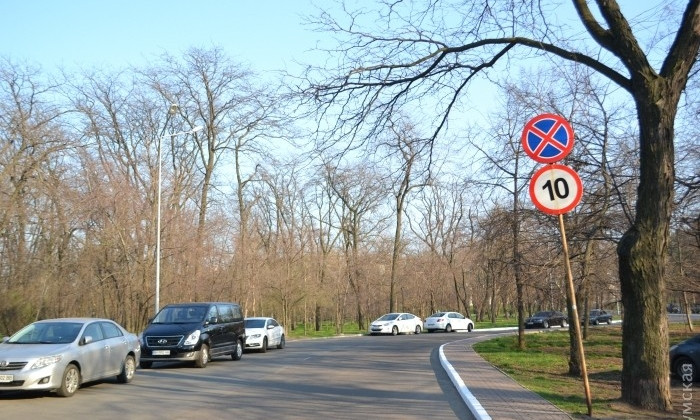 Парк Шевченко оккупировали автомобили – пешеходы в шоке