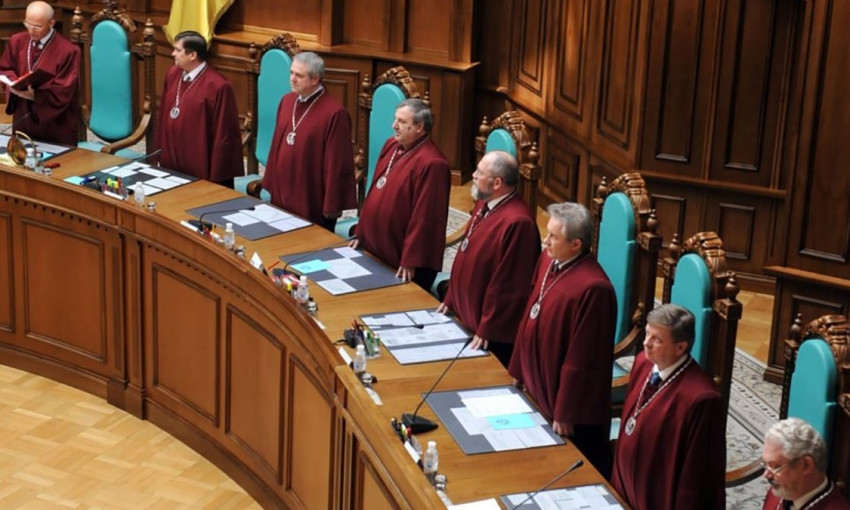 Зеленский отреагировал на действие Конституционного суда 