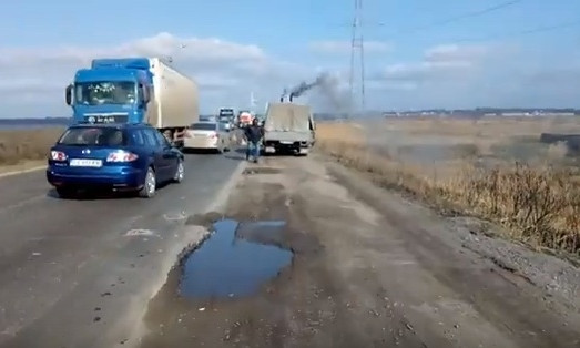 В Одесской области есть участки дороги, которые ремонтируются цементом (ВИДЕО)