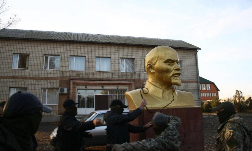 Декоммунизация продолжается: «золотой вождь» Владимир Ленин пал от рук активистов