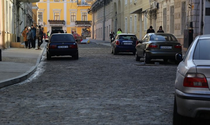 Воронцовский переулок снова превратилась в сплошную парковку 