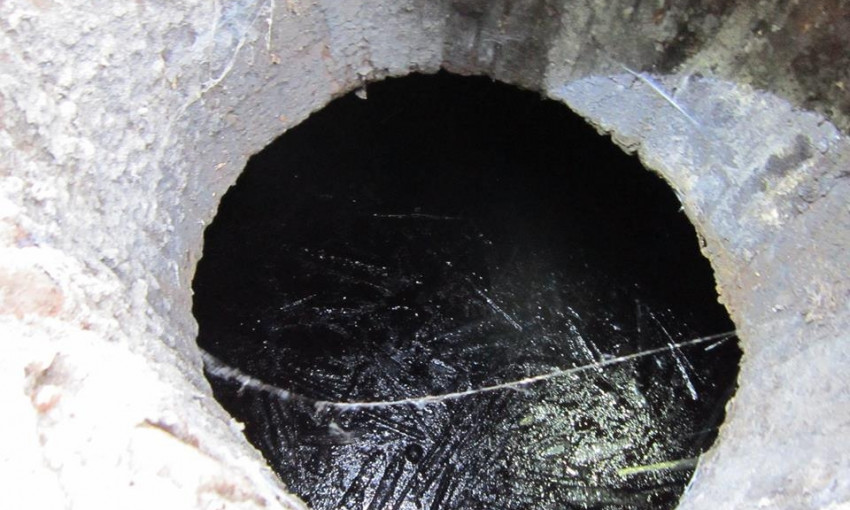 На Елисаветинской обнаружили таинственную старинную подземную цистерну с нефтепродуктами