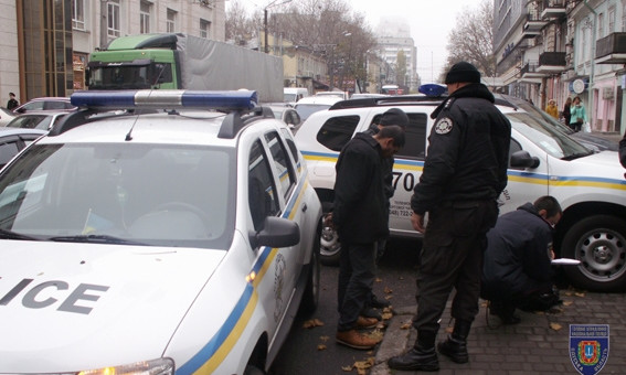 В центре Одессы средь бела дня избили и ограбили мужчину