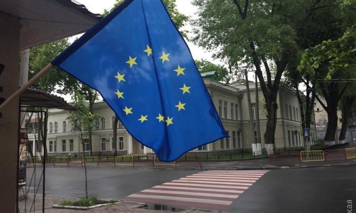 На улицах Одессы вывесили флаги Европейского Союза