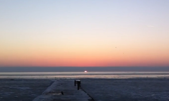 Дивное утро: встречаем завораживающий рассвет на берегу моря