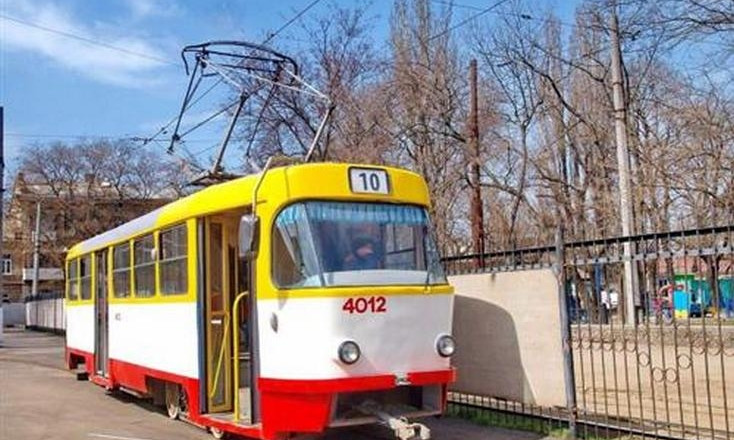 По Одессе «разгуливает» трамвай с фотовыставкой