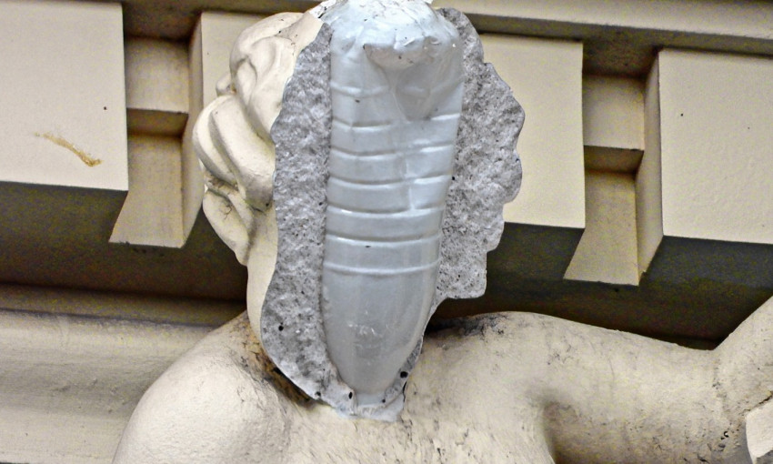 Реставрация по-одесски – у расколовшейся статуи внутри оказалась пластиковая бутылка 