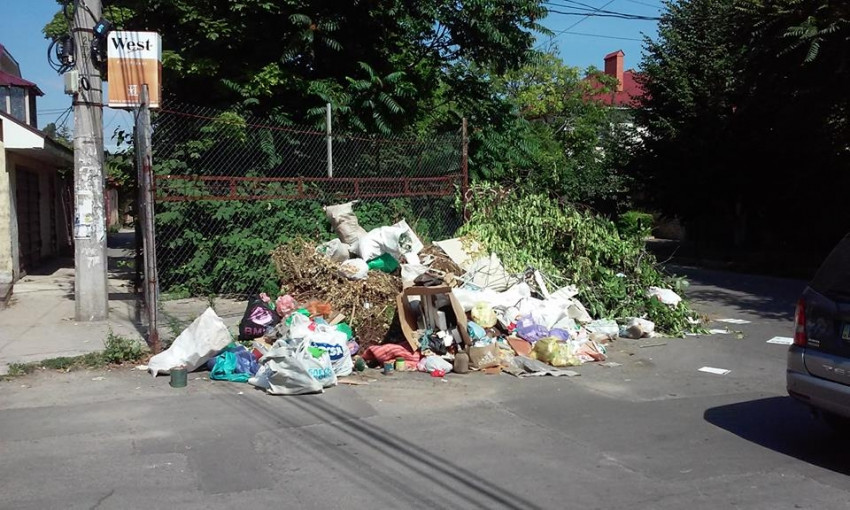 Одесса может превратиться во Львов: на некоторых улицах перестали вывозить мусор