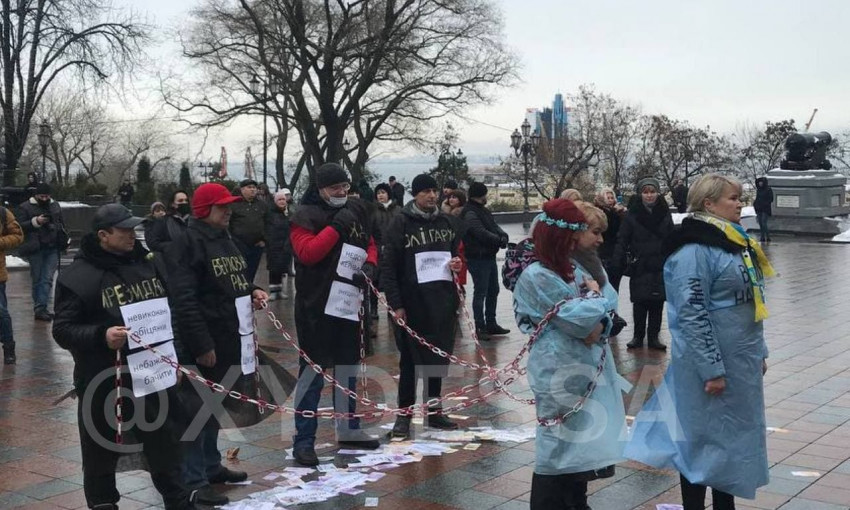 В Одессе под горсоветом проходит протест против повышения тарифов 