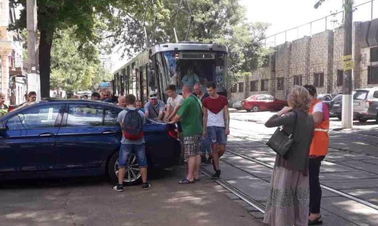 В Одессе автохам устроил трамвайную пробку