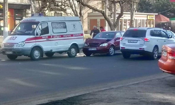 Авария на Черёмушках: легковушка врезалась в машину скорой помощи