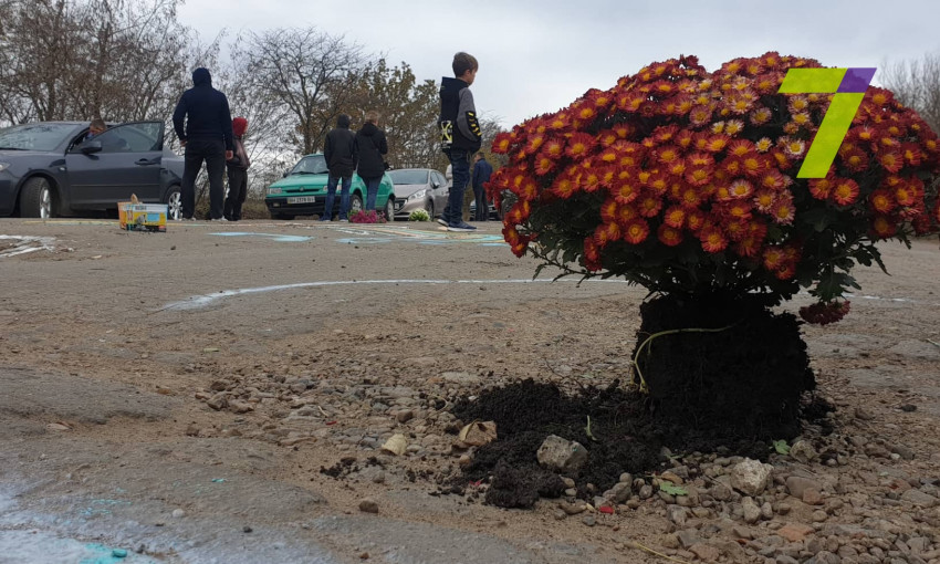 Цветы на дороге и протесты против ям 