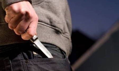 Мужчина ударил своего приятеля ножом из-за мобильного телефона