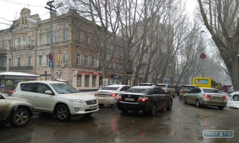 В силу непогоды в центре Одессы наблюдаются серьёзные заторы