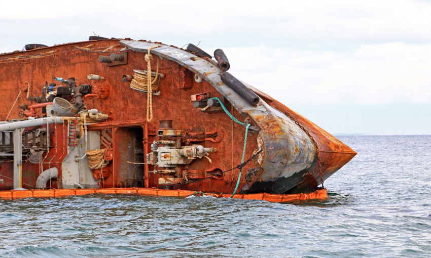 Одесские экологи требуют убрать с пляжа затонувший танкер 