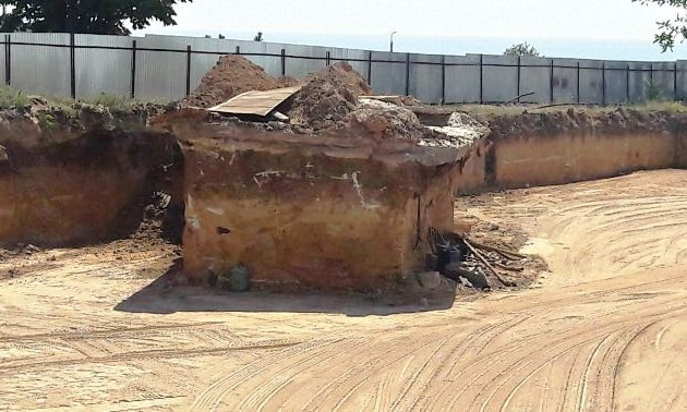 Не учтённый в документах железобетонный бункер нашли строители в Южном