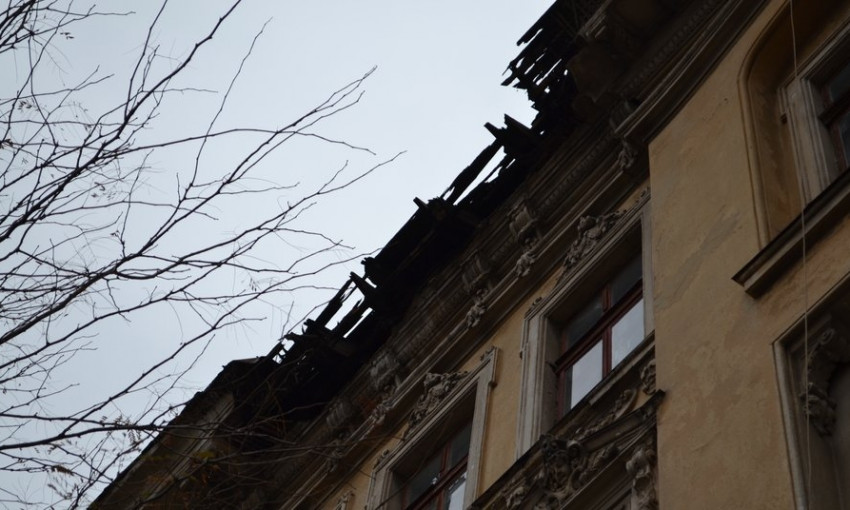 В центре Одессы с исторического здания рухнул карниз, едва не травмировав прохожего 