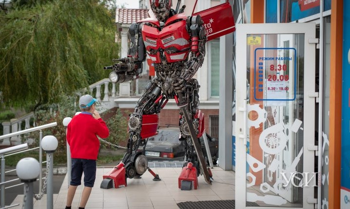 В Одессе появилась новая достопримечательность – действующий робот-трансформер 