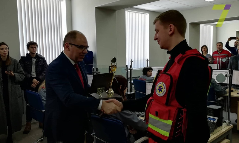 Одесскому врачу скорой помощи вручили награду за спасение патрульного (ФОТО)