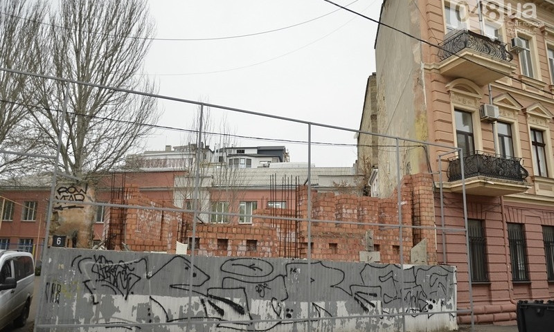 В Одессе уничтожают дом с одной стеной