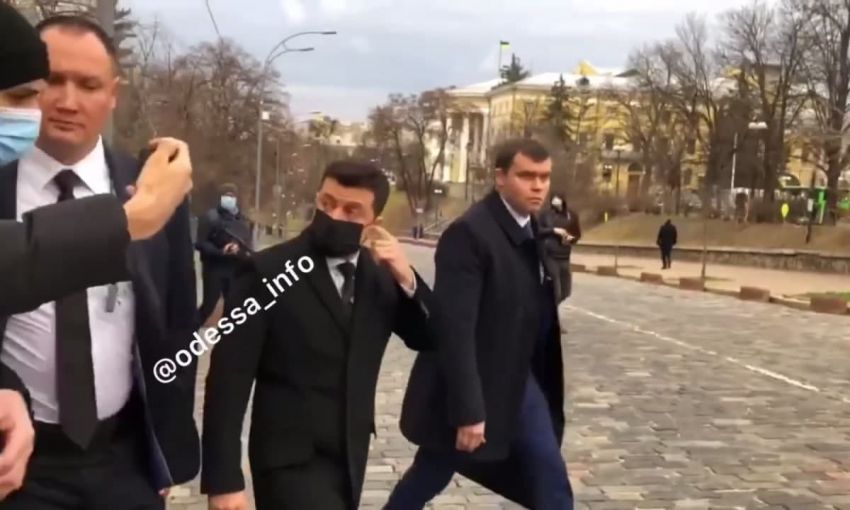 Родственники Героев Небесной Сотни встретили Президента Украины криками «Ганьба» и «Зрадник» (видео)