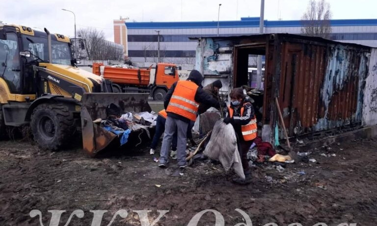 Коммунальщики убрали стихийную свалку на одной из улиц Одессы 