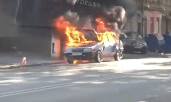 В Одессе загорелся припаркованный автомобиль 