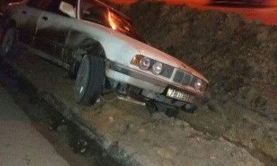 На жилмассиве Котовского автомобиль провалился в яму