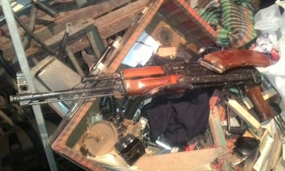 Житель Беляевского района в доме хранил целый арсенал огнестрельного и холодного оружия