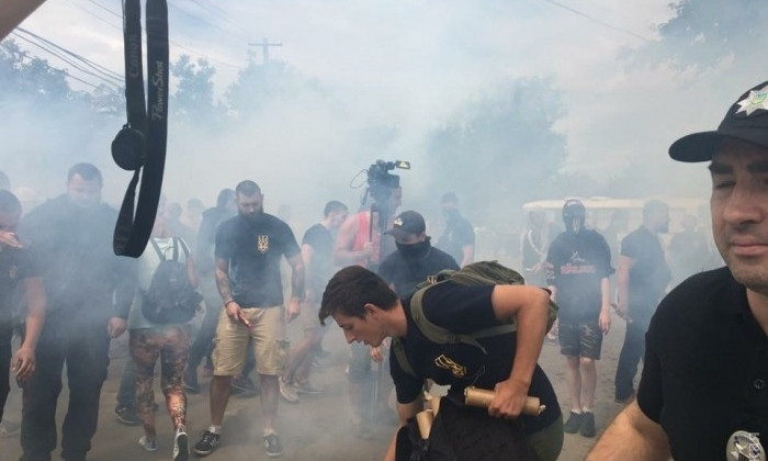 Потасовка на одесском Фонтане: активисты забросали дымовыми шашками стройку