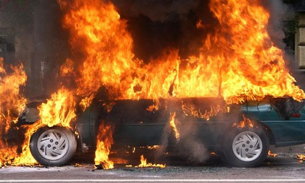 Пожар на стоянке: полностью сгорела одна машина и три автомобиля существенно повреждены