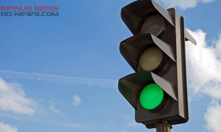 В Одессе на людей, которые переходили на пешеходном переходе дорогу, упал светофор
