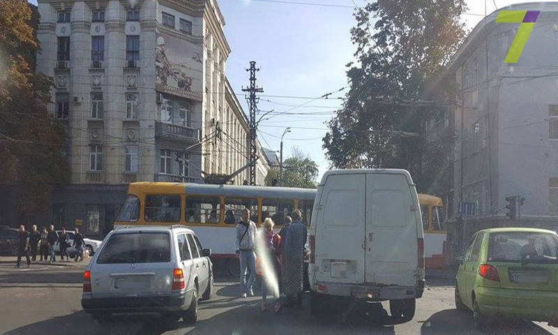 Огромная пробка: авария на Пироговской угол Канатной, столкнулись два автомобиля