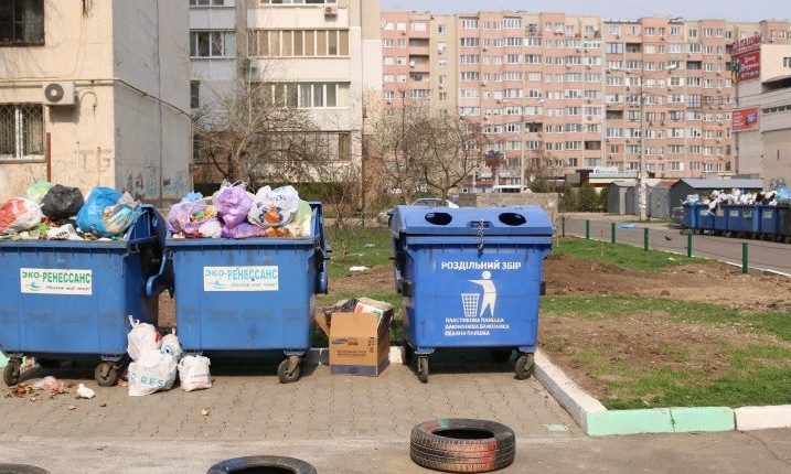 Суворовский район Одессы утопает в мусоре (фотофакт)