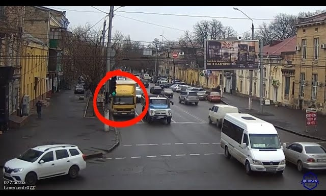 В центре Одессы грузовик снес светофор 