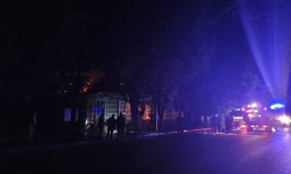 На Таирова ночной пожар в многоэтажке выгнал жильцов на улицу