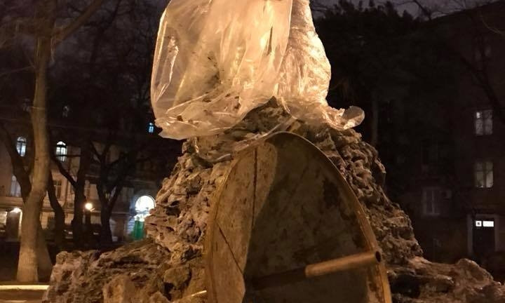 Одесские дебоширы поломали скульптуру, а местная жительница заставила вернуть их всё на место