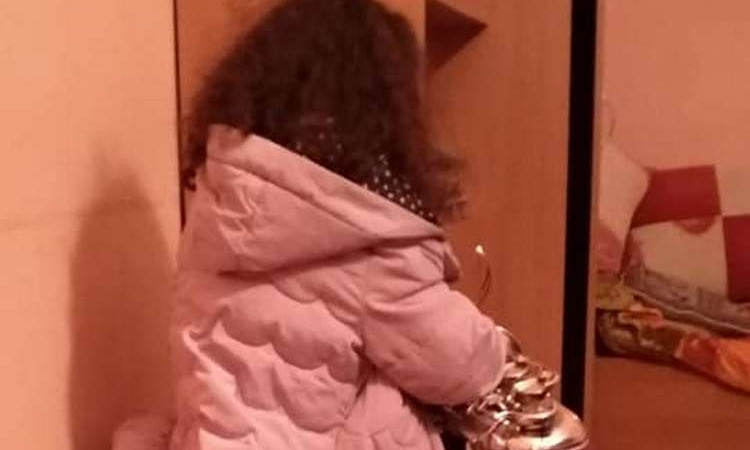 Маленькая девочка на улицах Одессы зарабатывала на жизнь взрослых родителей
