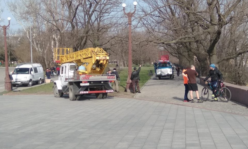 Неумелые коммунальщики в Одессе проехались грузовыми авто по паркам