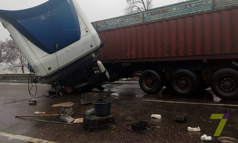 Жуткая авария возле Клеверного моста: перевернулся грузовик, есть пострадавшие