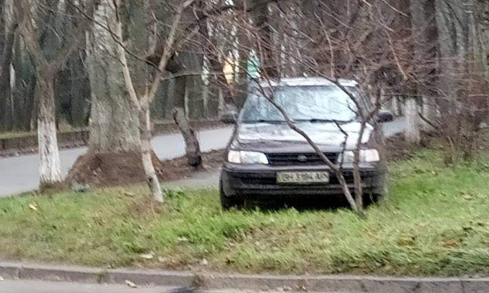 В Одессе очередной автохам решил спрятаться за деревьями, припарковавшись на газоне
