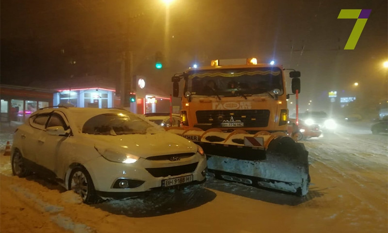 В Одессе произошло ДТП с участием снегоуборочной машины (ФОТО)